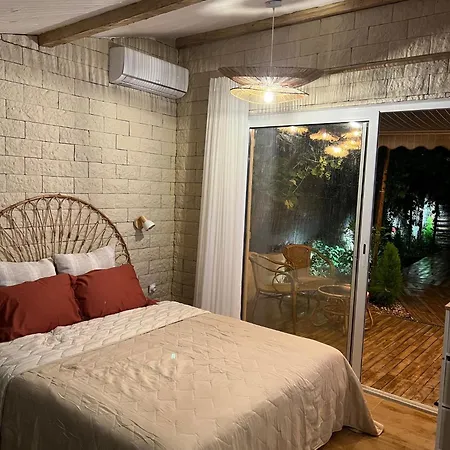 Petit Paradis בית הארחה